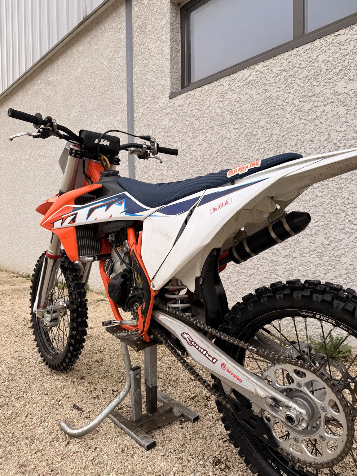 KTM devant l’atelier MECA GT