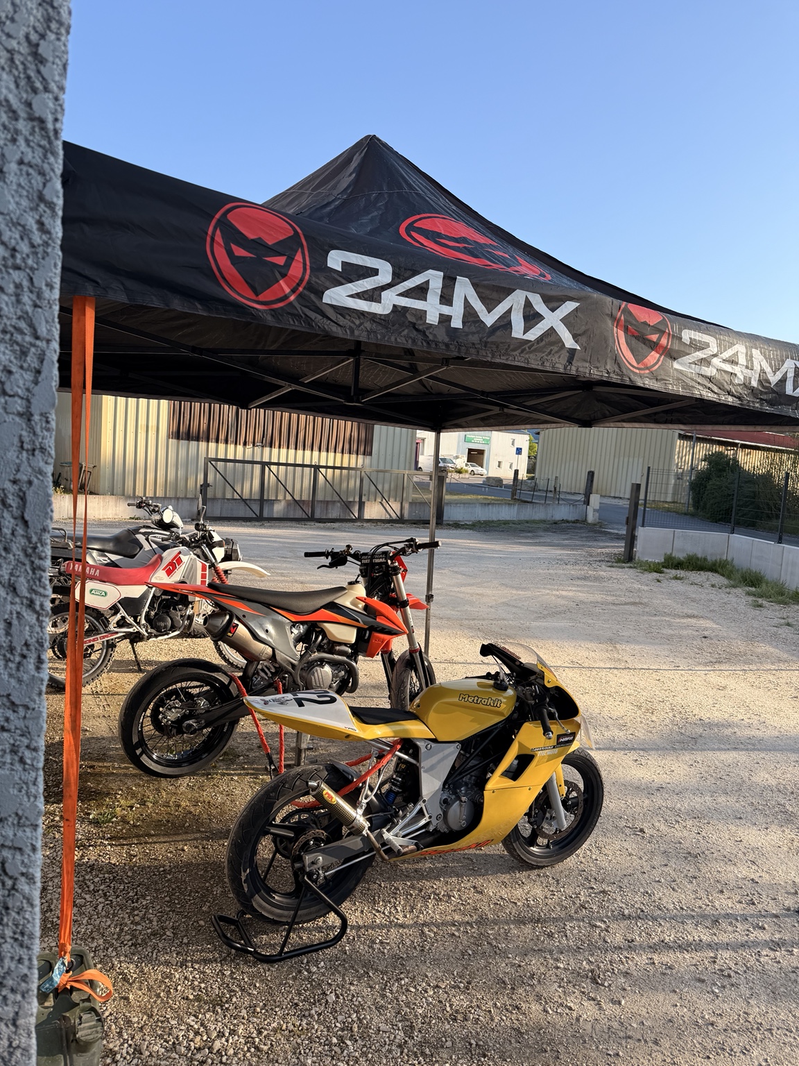 Motos devant l’atelier MECA GT